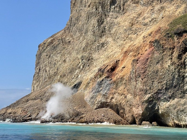 今天龜山島的龜首部位坍塌，而且冒出白煙整天未消，被懷疑是龜島磺煙大噴發前徵兆。圖／凱鯨號賞鯨船提供