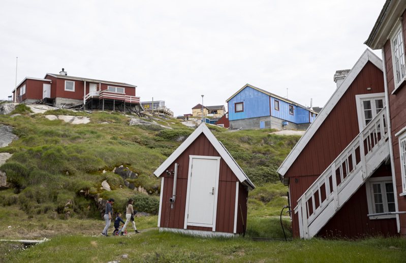 格陵蘭的房屋多建於岩石上，但也有的直接蓋在土地上，近年暖化加劇永凍土解凍，導致房屋逐漸傾斜。記者余承翰／攝影