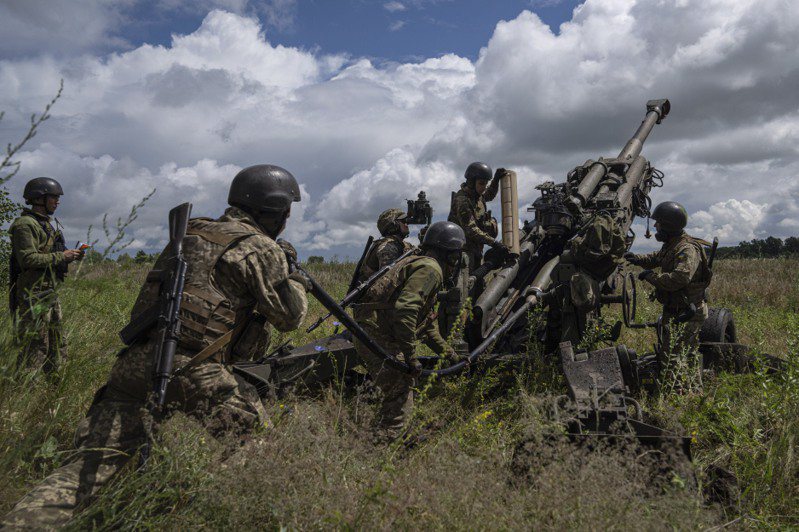德国、丹麦与挪威2日表示将为乌克兰添购16门祖扎纳2自走砲，图为7月14日乌军在哈尔科夫地区使用美国援助的M777自走砲。美联社(photo:UDN)