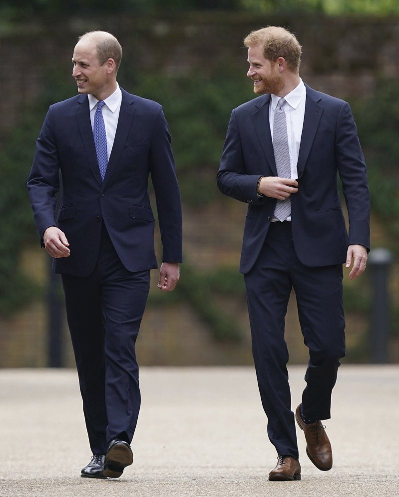 威廉（左）与哈利（右）兄弟2021年7月1日联袂出席亡母黛安娜王妃铜像的揭幕典礼。（美联社）(photo:UDN)