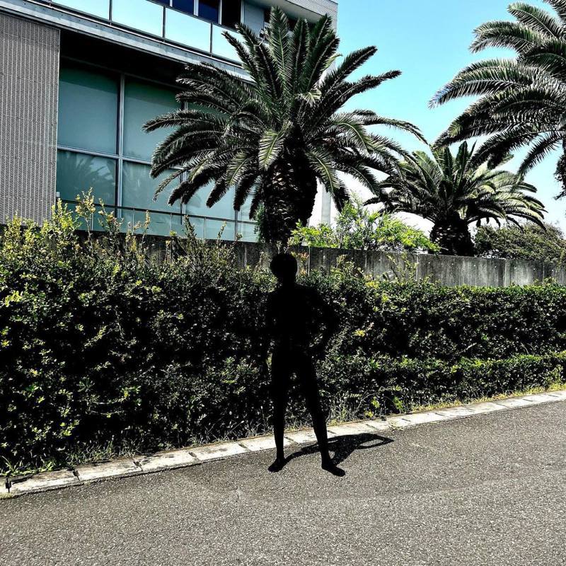 「Hajime社长」涂满世上最黑的油漆，然后走到户外拍照，令照片看似是合成照，效果很漫画化。（「Hajime社长」Twitter图片）(photo:UDN)