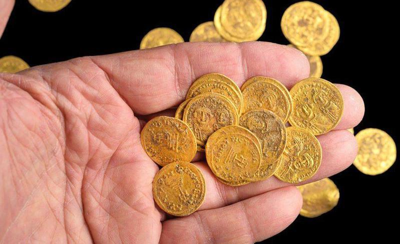 BBC报导，以色列考古学家近日在巴尼亚斯自然保护区的墙上发现44枚可追溯到7世纪的「纯金金币」。ISRAEL ANTIQUITIES AUTHORITY(photo:UDN)