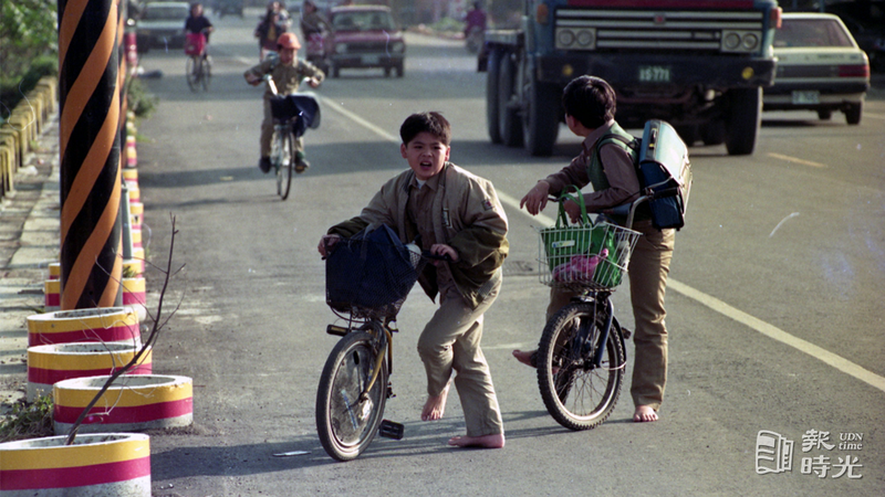 雲林地區孩童放學騎單車返家情形。圖＼聯合報系資料照（1993/03/11 吳景騰攝影）