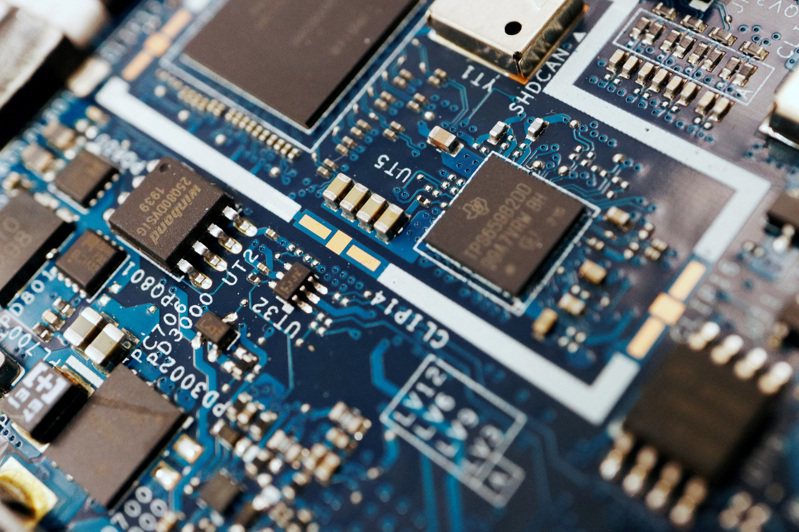 美國商務部工業與安全局（BIS）7日宣布一系列針對晶片的新出口管制措施。晶片示意圖。（路透）