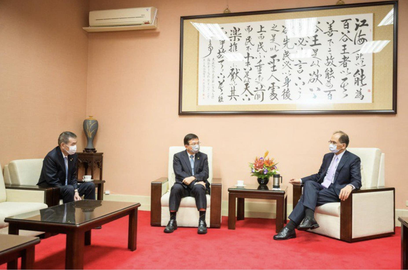 立法院長游錫堃（右）日前在臉書表示，期待台灣與捷克能儘速直航。圖／取自游錫堃臉書