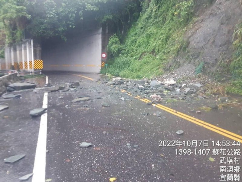 受豪雨影響，舊蘇花公路出現落石。記者林佳彣／翻攝