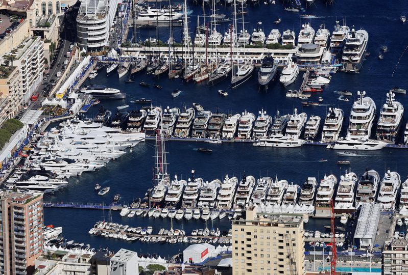 今年的摩纳哥游艇展共展示上百艘游艇，丝毫感觉不到经济衰退迹象。    路透(photo:UDN)