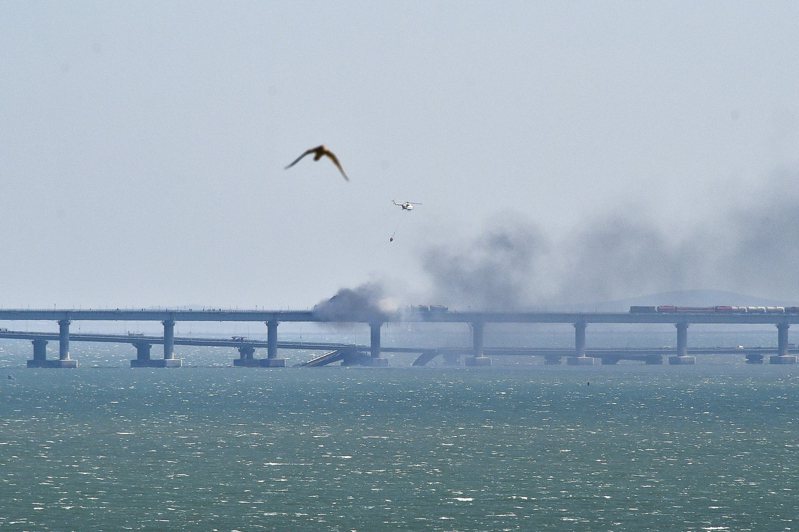 连接俄罗斯併吞领土克里米亚与俄国本土的克里米亚桥（CrimeanBridge）今天发生大爆炸，起因疑是一辆货车爆炸引燃火车的油罐车厢。 美联社(photo:UDN)