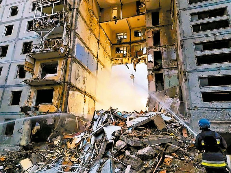 乌克兰札波罗热遭俄军砲击，救难人员九日灌救遇袭的住宅大楼。（欧新社）(photo:UDN)