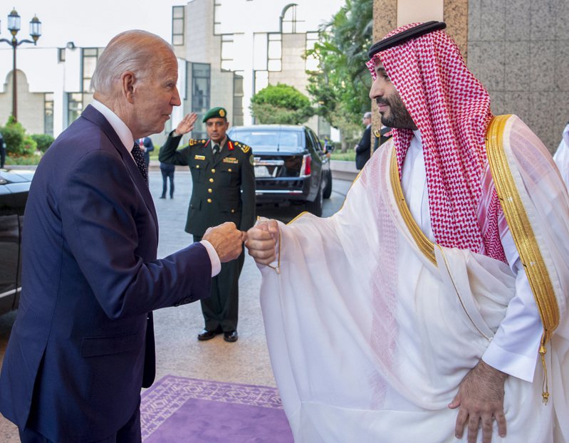 美国总统拜登（左）今年7月15日访问沙乌地阿拉伯并受到沙国王储穆罕默德（右）接待。（美联社）(photo:UDN)