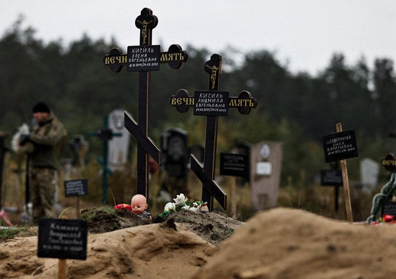 乌克兰当局11日表示在2个近期俄军撤退的顿涅茨克东部城镇挖出数十具尸体，其中更包括平民和一名仅一岁大的婴儿。路透(photo:UDN)