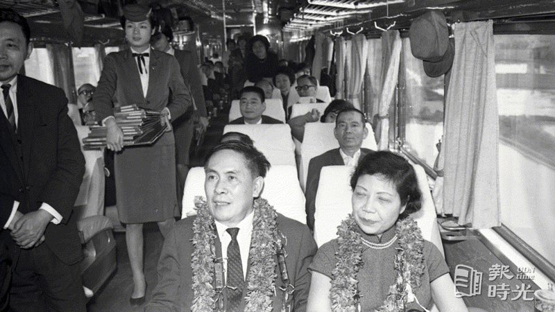 旅美音樂家馬思聰教授夫婦，一日返台抵達台南後搭乘觀光號列車，受到大批民眾包圍。圖＼聯合報系資料照（1968/04/01 龍啟文攝影）