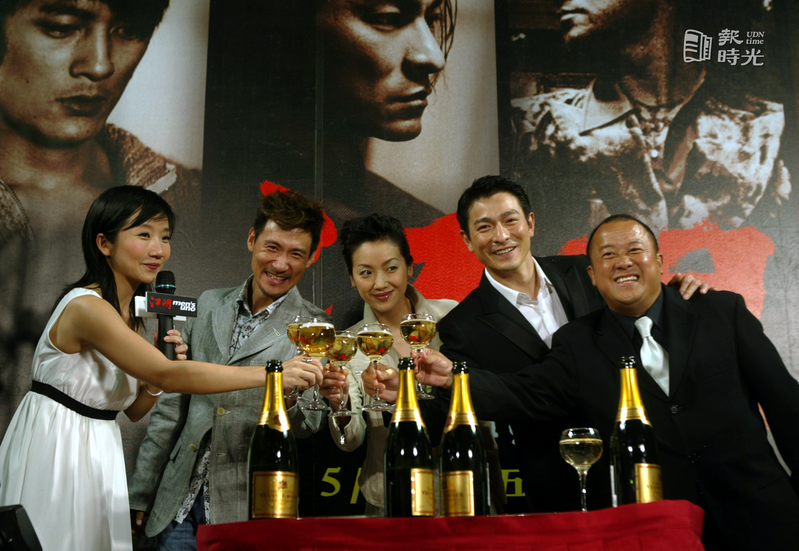 電影「江湖」昨晚在台北華納威秀影城舉行首映會，港星曾志偉﹝右起﹞、劉德華、吳倩蓮張學友及主持人陶子開香檳酒慶祝首映成功。圖／聯合報系資料照（2004/05/13　林秀明 攝影）
