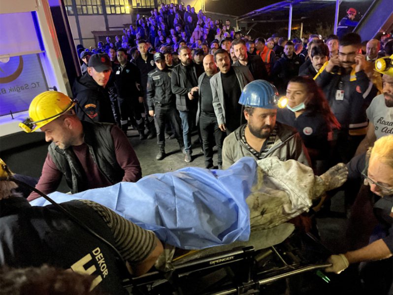 土耳其北部一处矿坑今天不明原因发生爆炸，有将近50名煤矿工人受困。图为一名矿工被救出情形。 路透(photo:UDN)