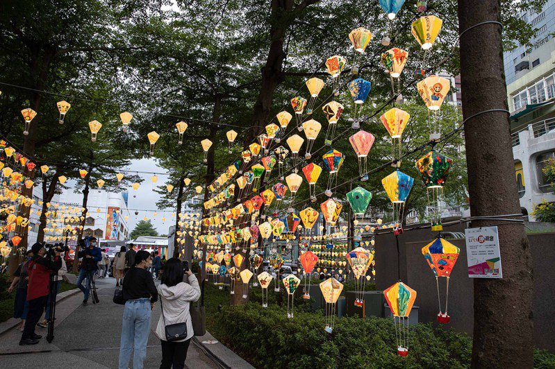 「原創新美學：LiMA 原遊會」在心中山線形的公園熱氣球燈海到10月底。 圖／原民會提供