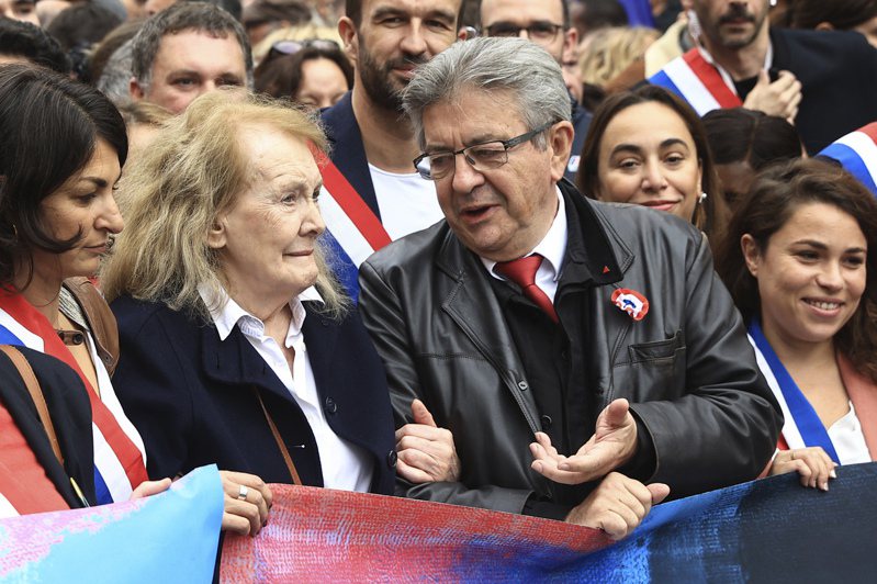数以千计群众16日走上巴黎街头抗议物价飙涨，诺贝尔文学奖得主安妮．艾诺（图左二）也参与其中。 美联社(photo:UDN)