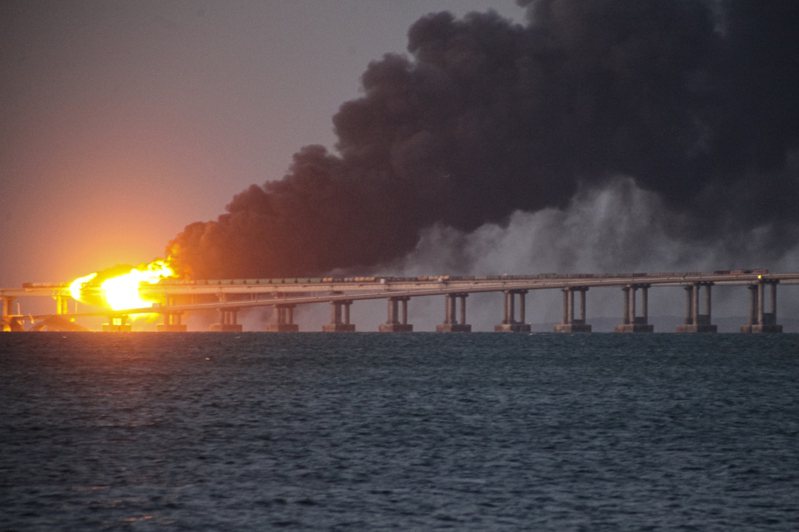 连接克里米亚（Crimea）半岛与俄国本土的克赤（Kerch）大桥日前发生爆炸。 美联社(photo:UDN)