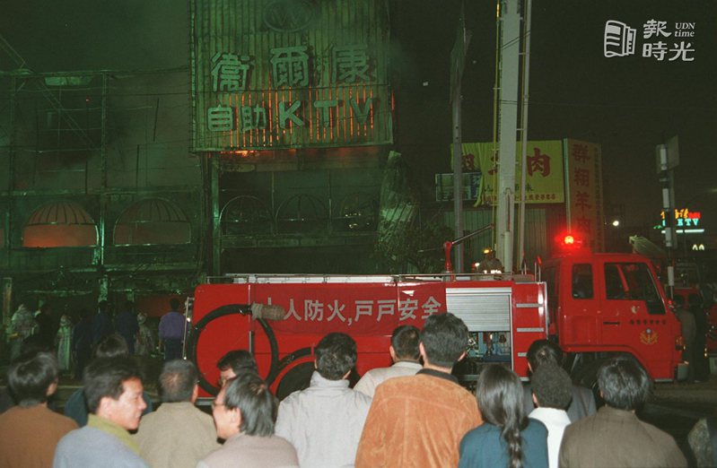 台中市衛爾康西餐廳昨晚發生大火。圖＼聯合報系資料照（1995/02/15 林睿俐攝影）
