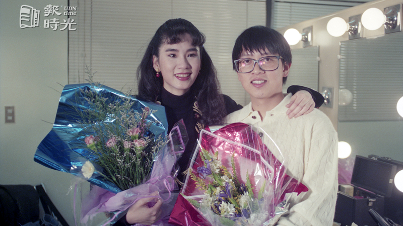 歌星葉歡(左)三十日在華視「金曲龍虎榜」電視演唱會歌跳熱舞，張雨生(右)後台探班。圖／聯合報系資料照（1990/11/30　本報記者攝影） 
