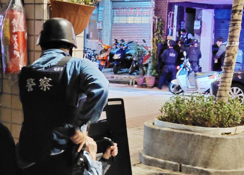 萬華晚上發生警匪槍戰，一晚三度槍響三人受傷一人命危，槍手一度挾持人質與警對峙。記者林澔一╱攝影