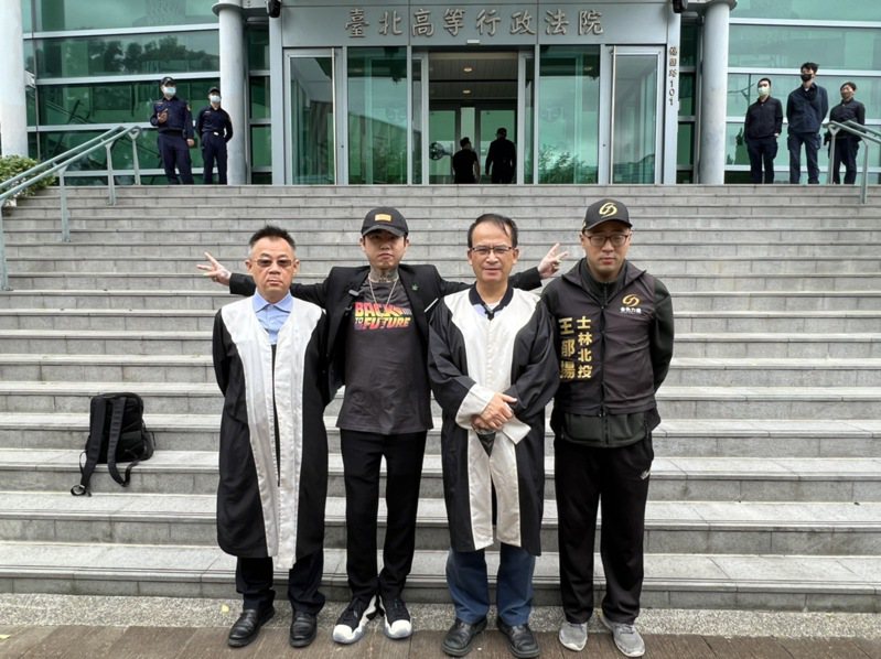 謝和弦（左二）在蘇煥智等2位律師陪同下，今到台北高等行政法院提抗告。圖／蘇煥智提供