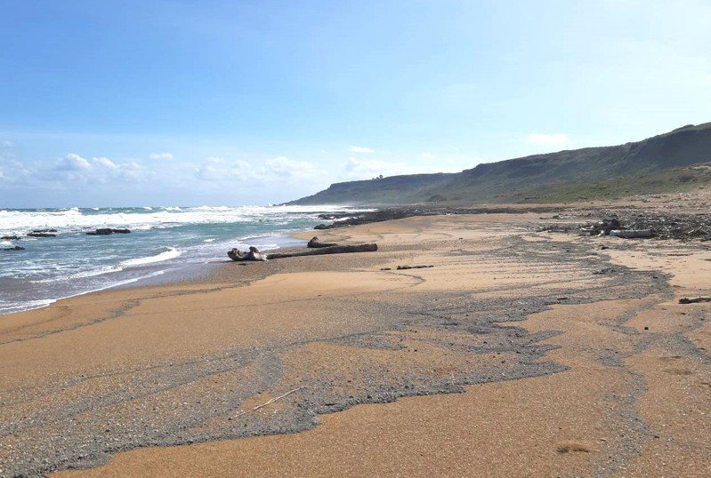 墾丁國家公園「風吹砂」海岸是全台罕見的風成地形，沙灘上可見從日本漂來的火山浮石。圖／墾管處提供