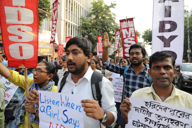 印度加兹阿巴德市传出发生「达米妮案」翻版的的性侵案，引发全印度民主学生组织（AIDSO）、全印度民主青年组织（AIDYO）和其他非政府组织成员发动抗议。欧新社(photo:UDN)