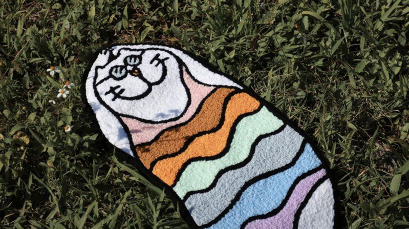 吉普星球－穿著彩虹泳衣曬日光浴的吉普貓地墊，售價1,100元。圖／Pinkoi提供