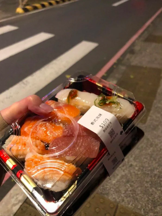 網友下班時間買了2盒8貫的壽司餐盒，只要100元。圖擷自Dcard