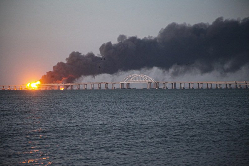 克里米亚大桥8日上午发生爆炸后冒出大量黑烟。美联社(photo:UDN)