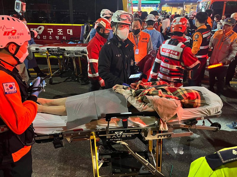 一場舉辦在首爾梨泰院的萬聖節派對30日驚傳發生人踩人事件，約50人心臟驟停，消防人員搶救。 歐新社