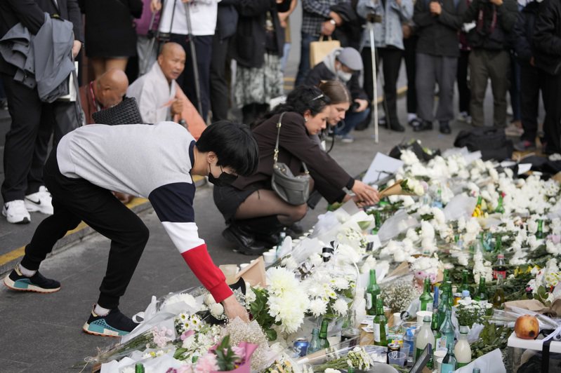 在梨泰院踩踏事件造成154人丧命的惨剧后，南韩各地取消了流行乐演唱会以及秋季赏枫等活动，经济学家说，这场悲剧后续影响可能使正在降温的经济雪上加霜。 美联社