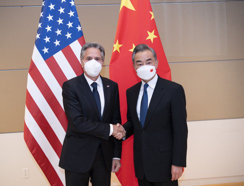 中国外长王毅（右）和美国国务卿布林肯10月31日通话，外界认为是为拜习会铺路。图为两人9月在纽约出席联合国大会第77届会议期间会面。新华社资料照(photo:UDN)