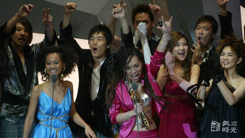 阿爆&Brandy（前排左一、二）獲得重唱組合獎，其他合唱團體一起上台分享榮耀。圖＼聯合報系資料照（2004/5/9　邱勝旺攝影）