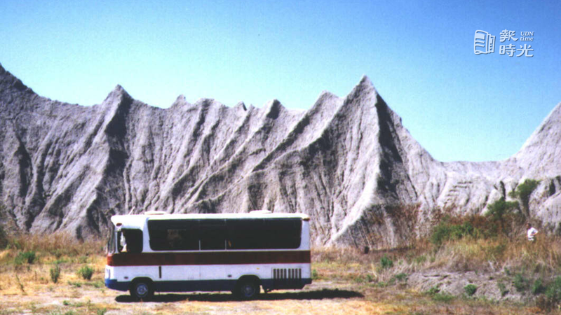 中型客車適合在草山月世界穿梭。圖／聯合報系資料照（1999-05-03　吳再欽攝影）
