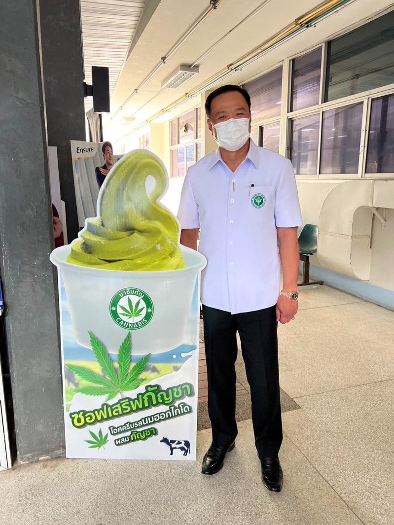 泰国副首相兼卫生部长阿努廷发布一张与「大麻雪糕」宣传板合影的照片，遭当地名医批评。图／翻摄自Anutin Charnvirakul脸书(photo:UDN)