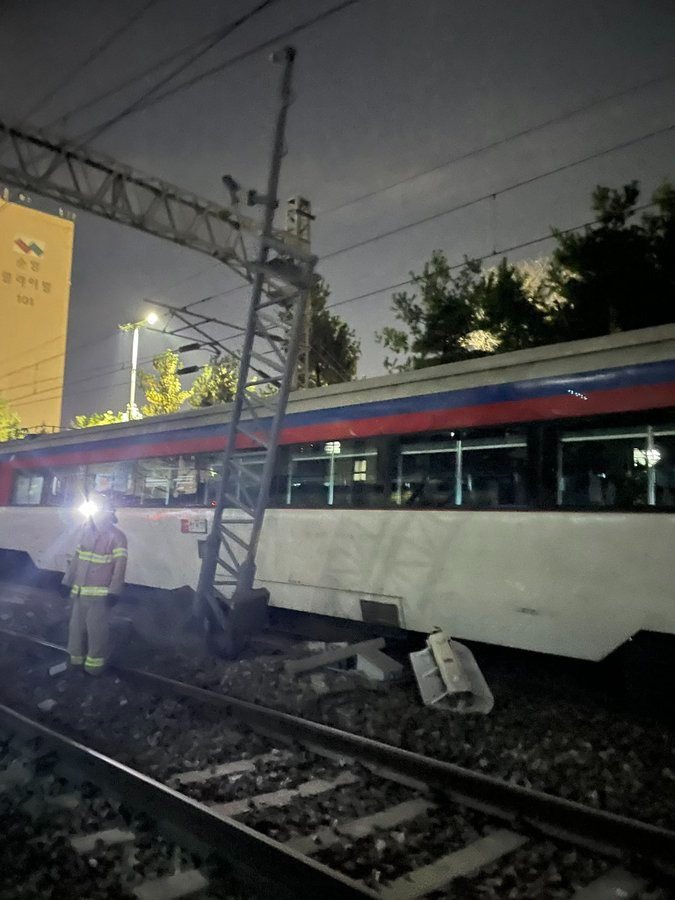 南韩首尔一列载有275名乘客的火车当地时间6日晚上8时52分左右在市中心永登浦站出轨，已知造成30人受伤。撷取自推特(photo:UDN)