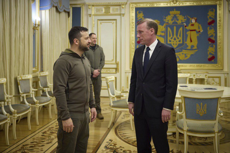 美国白宫国家安全顾问苏利文(右)4日访问基辅，与乌克兰总统泽伦斯基(左)会晤。美联社(photo:UDN)