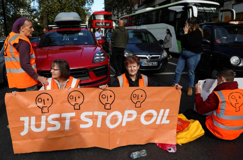 10月时环保团体「拦住石油」拉起布条阻在伦敦街头。 法新社资料照(photo:UDN)