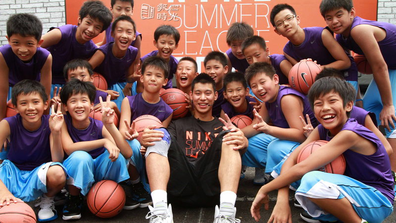 「哈佛小子」林書豪（中）昨天在台北信義新光三越A13停車場指導小朋友籃球基本技巧，深受小朋友的歡迎。圖／聯合報系資料照（2011-08-06　徐兆玄攝影）
