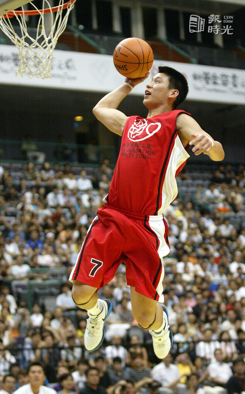林書豪在「2010姚基金慈善之旅」公益籃球賽中，表演一記飛身單手灌籃。 圖／聯合報系資料照（2010/07/28　侯永全攝影）