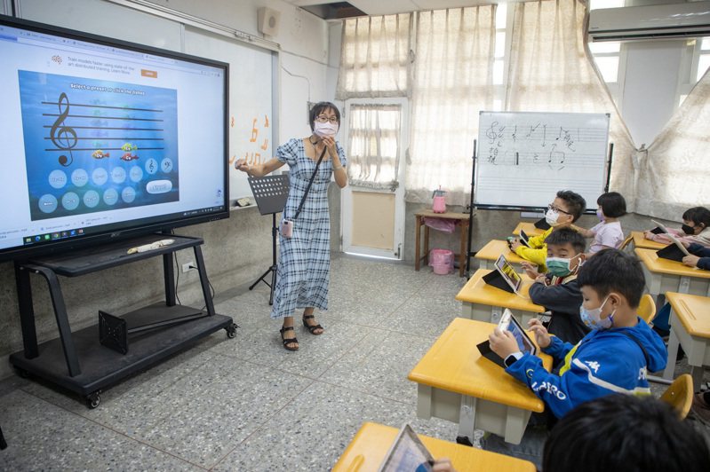 麥寮國小音樂課上學生使用平板，以具互動功能的小遊戲接觸樂理。記者曾原信／攝影