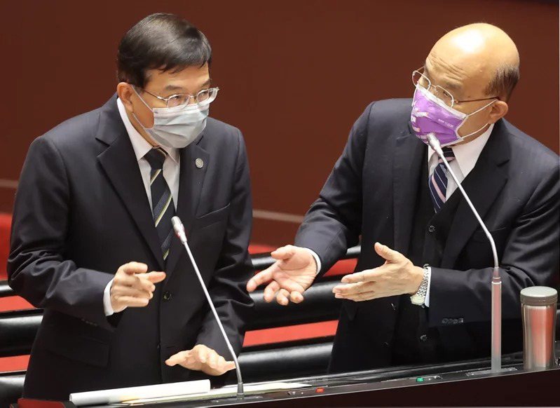 行政院長蘇貞昌（右）在立法院備詢，交通部長王國材（左）列席說明。記者曾學仁／攝影