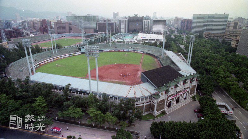 爭議中的巨蛋誕生地，終於有了決定性的突破，台北市政府廿四日原則決定在台北市棒球場現址改建一座可容納三萬人的多用途室內體育館，但以棒球為主。圖＼聯合報系資料照（1992/09/24  洪克紀攝影）