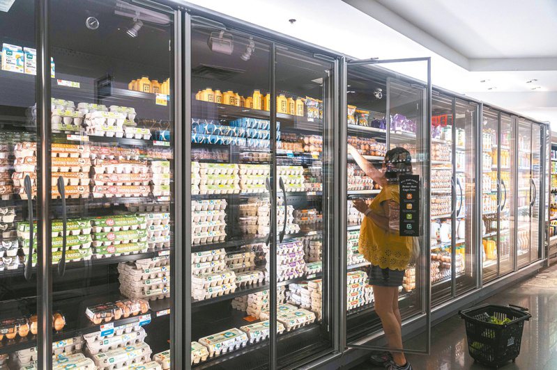 過去一年全美家用食品價格飆漲13%，圖為一位民眾在超市內選購雞蛋。（紐約時報）