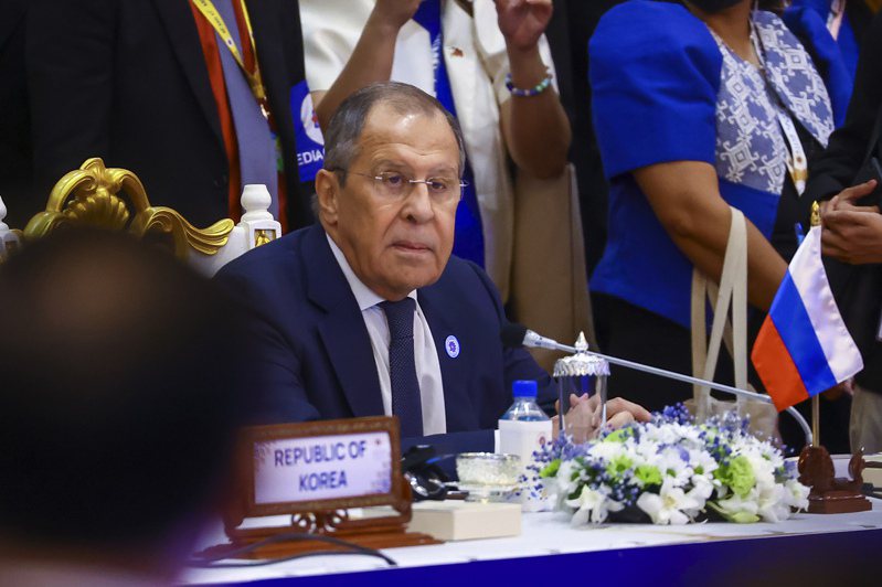 俄国外长拉夫洛夫13日参加在金边举行的东亚峰会。美联社(photo:UDN)