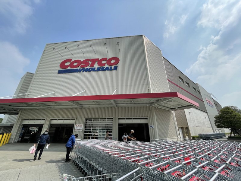 好市多（Costco）往往給人商品便宜又大碗的印象，近日卻有民眾發現架上販售的設計師品牌要價不斐。記者林伯驊／攝影