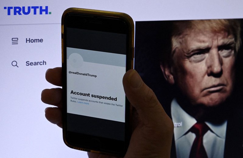 推特老板马斯克19日发起线上投票，要求网友表决是否应该恢复美国前总统川普的帐号。资料照片。法新社(photo:UDN)