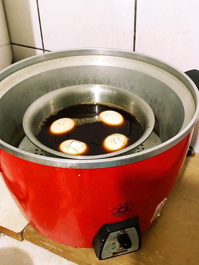 網友喝黑咖啡時靈光乍現用電鍋滷咖啡蛋。圖擷自Costco好市多商品經驗老實說