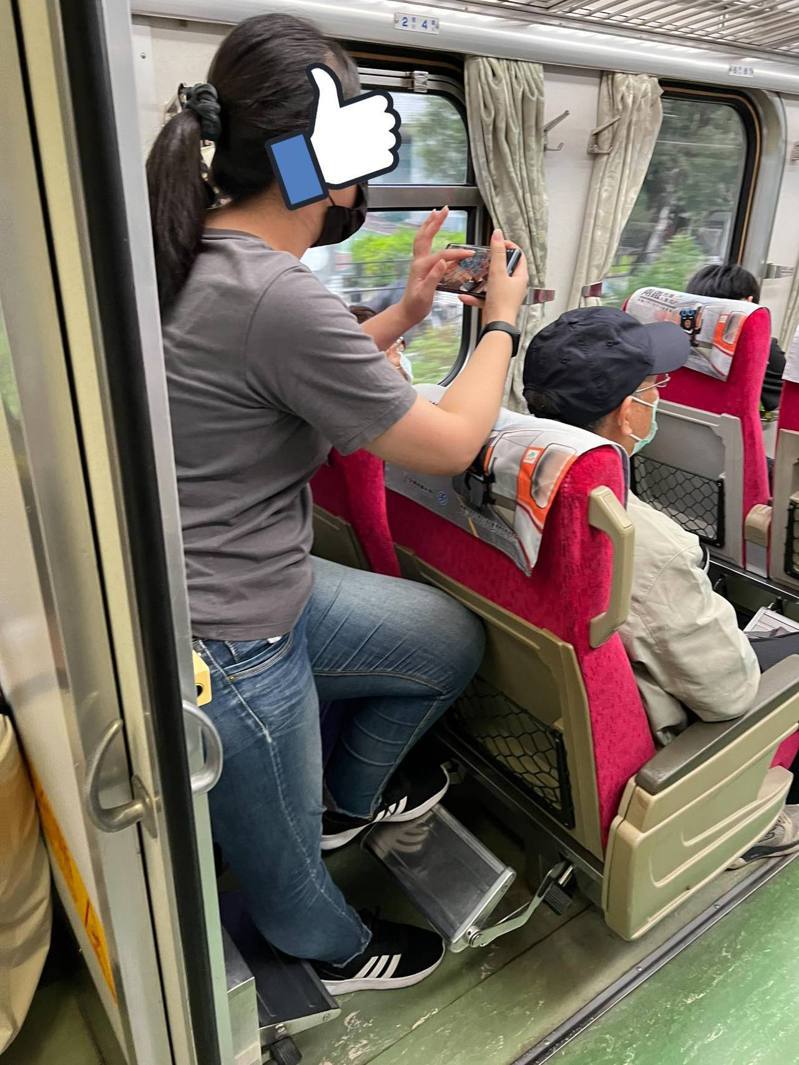 有網友在台鐵車廂看到一名中年婦女站在阿公的座位的後面玩手遊，並把手靠在椅背上腳也踢到椅背後，請列車長來處理還反被嗆。圖／爆怨公社